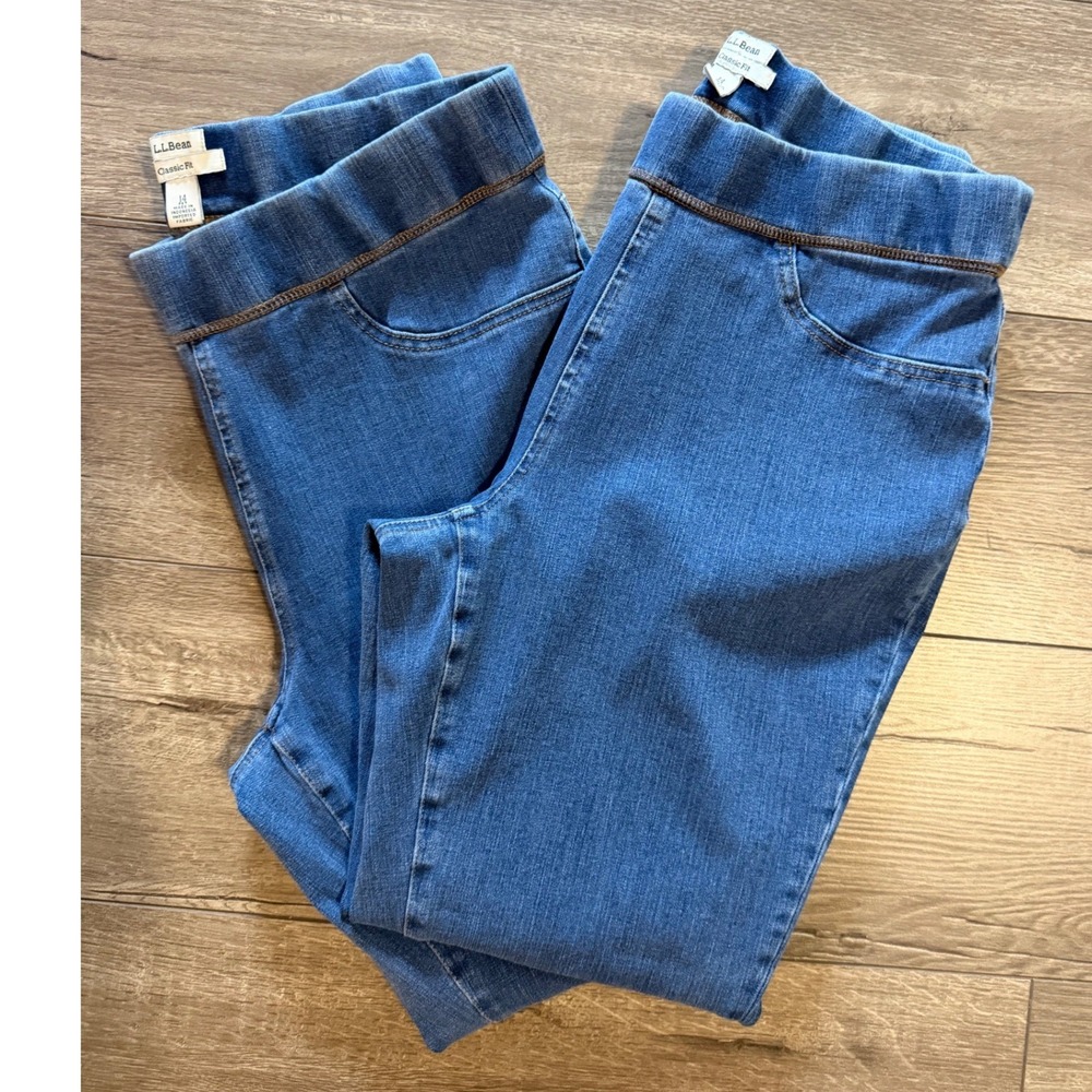 LL Bean Classic Fit Pull On Jeans Womens 14 Pet Medium Wash Denim Straight Leg